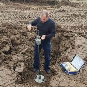 Výstavba rodinného domu v blízkosti vodného toku. Pri výstavbe domu v blízkosti vodného toku je kľúčové venovať sa geotechnickým vlastnostiam pôdy a zabezpečiť, že pôda je dostatočne únosná a stabilná. Miera únosnosti pôdy určuje, aké zaťaženie môže pôda podstúpiť bez toho, aby sa stala nestabilnou. Či pôda bude schopná uniesť hmotnosť základov a celej stavby bez nebezpečenstva deformácií alebo zlyhania.