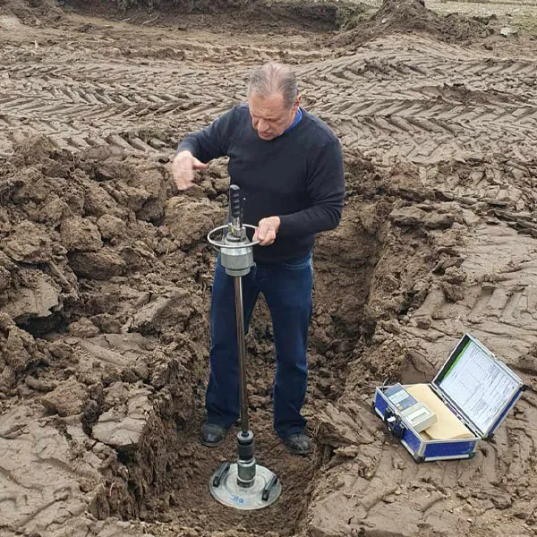 Výstavba rodinného domu v blízkosti vodného toku. Pri výstavbe domu v blízkosti vodného toku je kľúčové venovať sa geotechnickým vlastnostiam pôdy a zabezpečiť, že pôda je dostatočne únosná a stabilná. Miera únosnosti pôdy určuje, aké zaťaženie môže pôda podstúpiť bez toho, aby sa stala nestabilnou. Či pôda bude schopná uniesť hmotnosť základov a celej stavby bez nebezpečenstva deformácií alebo zlyhania.